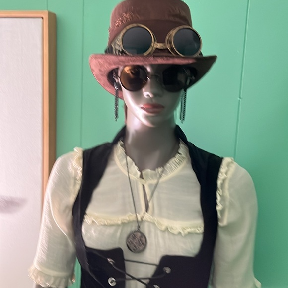 A 12 piece Steampunk Holloween costume - Picture 4 of 11